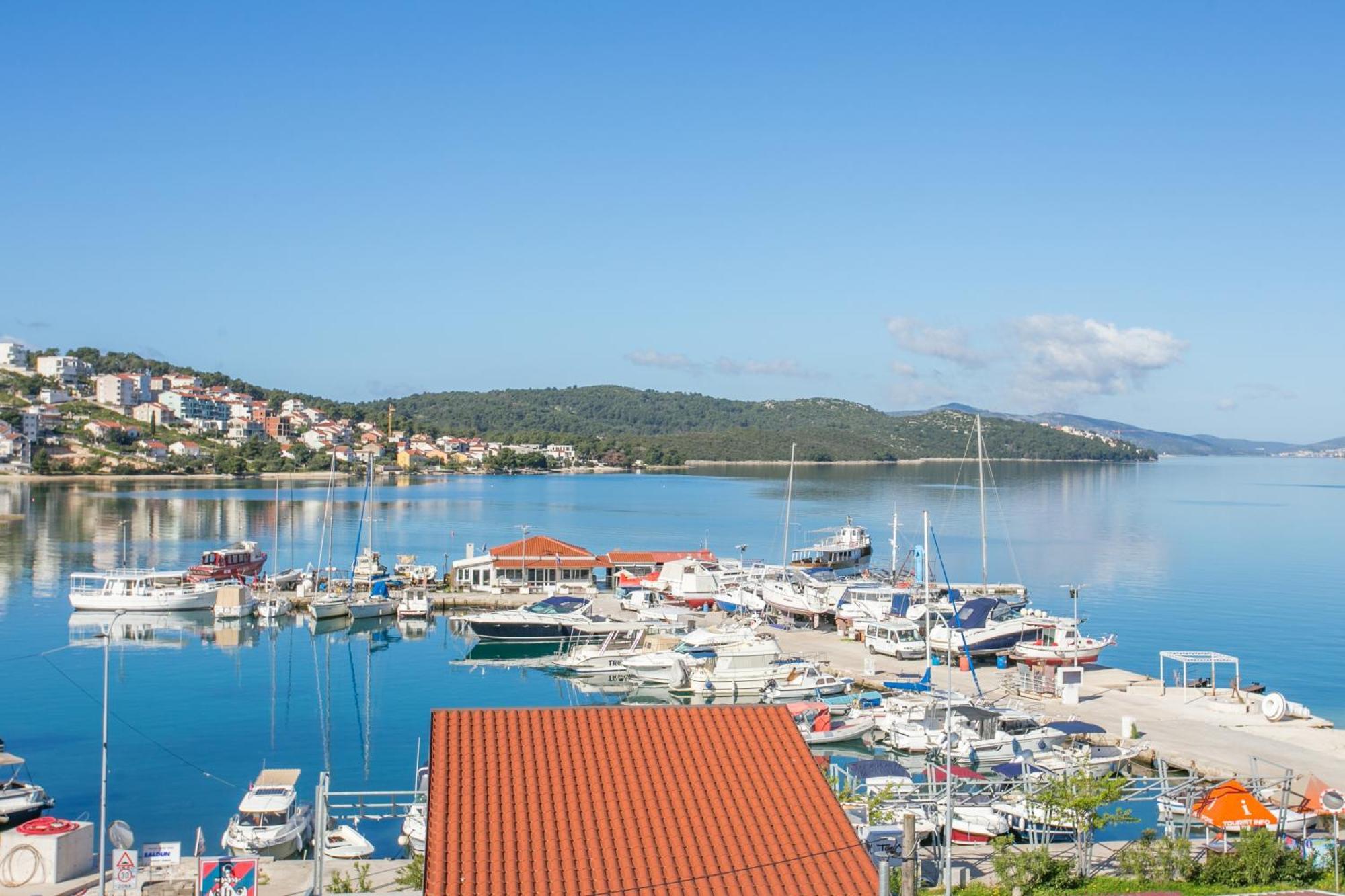 Seaside Apartments With A Swimming Pool Okrug Gornji, Ciovo - 11374 โตรกีร์ ภายนอก รูปภาพ