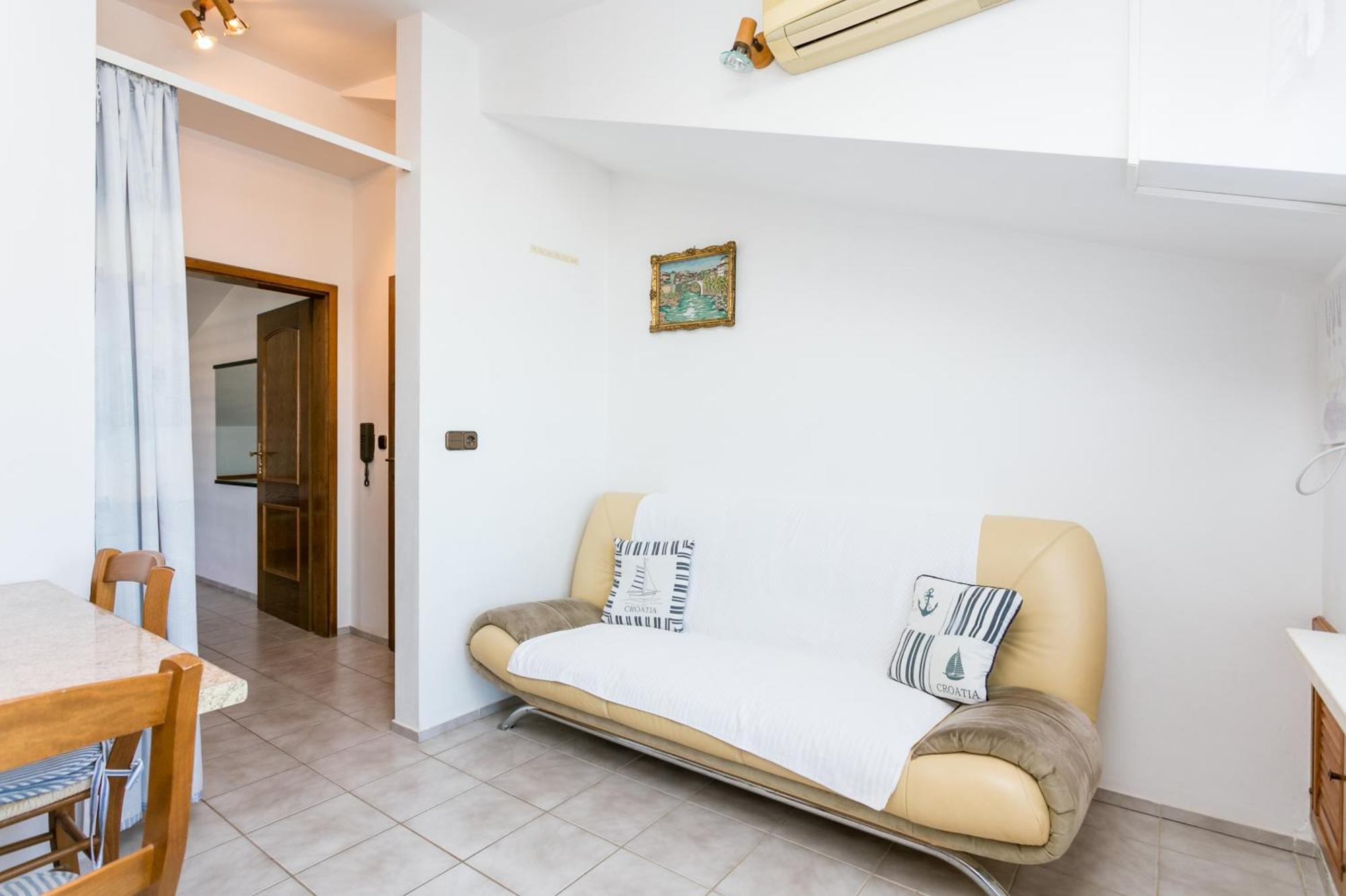 Seaside Apartments With A Swimming Pool Okrug Gornji, Ciovo - 11374 โตรกีร์ ห้อง รูปภาพ
