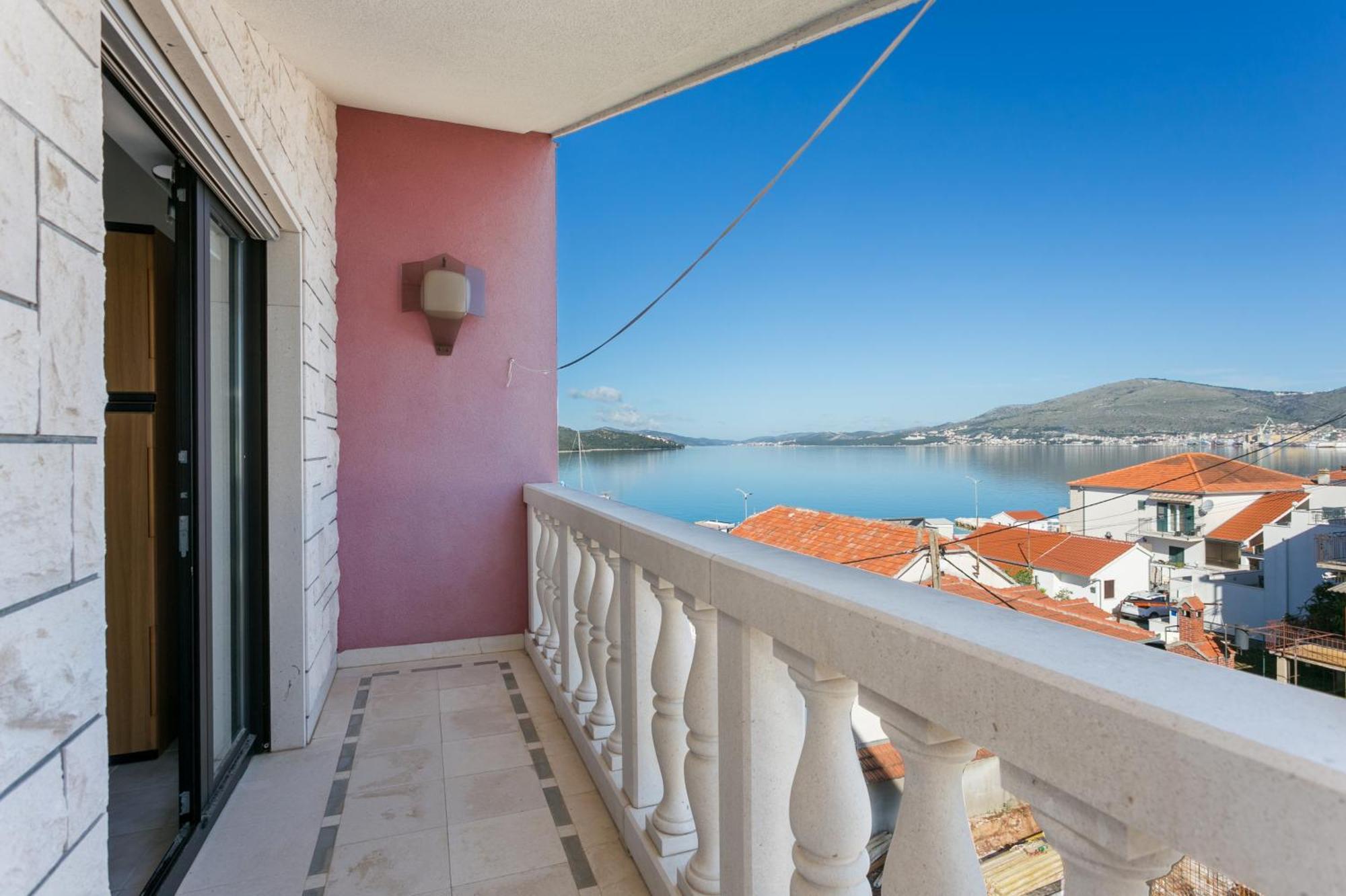Seaside Apartments With A Swimming Pool Okrug Gornji, Ciovo - 11374 โตรกีร์ ภายนอก รูปภาพ