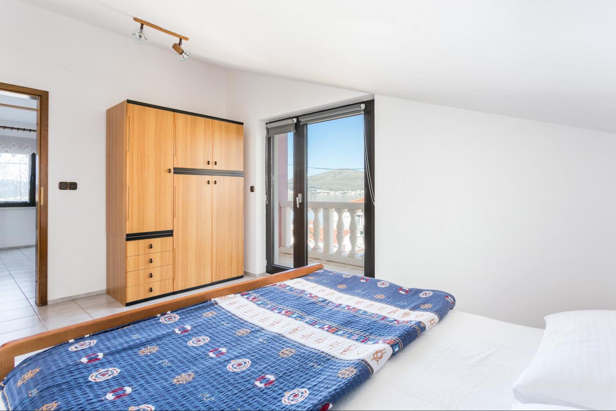 Seaside Apartments With A Swimming Pool Okrug Gornji, Ciovo - 11374 โตรกีร์ ห้อง รูปภาพ