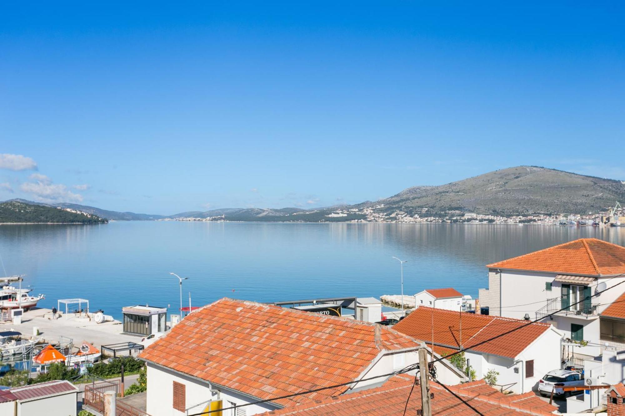 Seaside Apartments With A Swimming Pool Okrug Gornji, Ciovo - 11374 โตรกีร์ ภายนอก รูปภาพ
