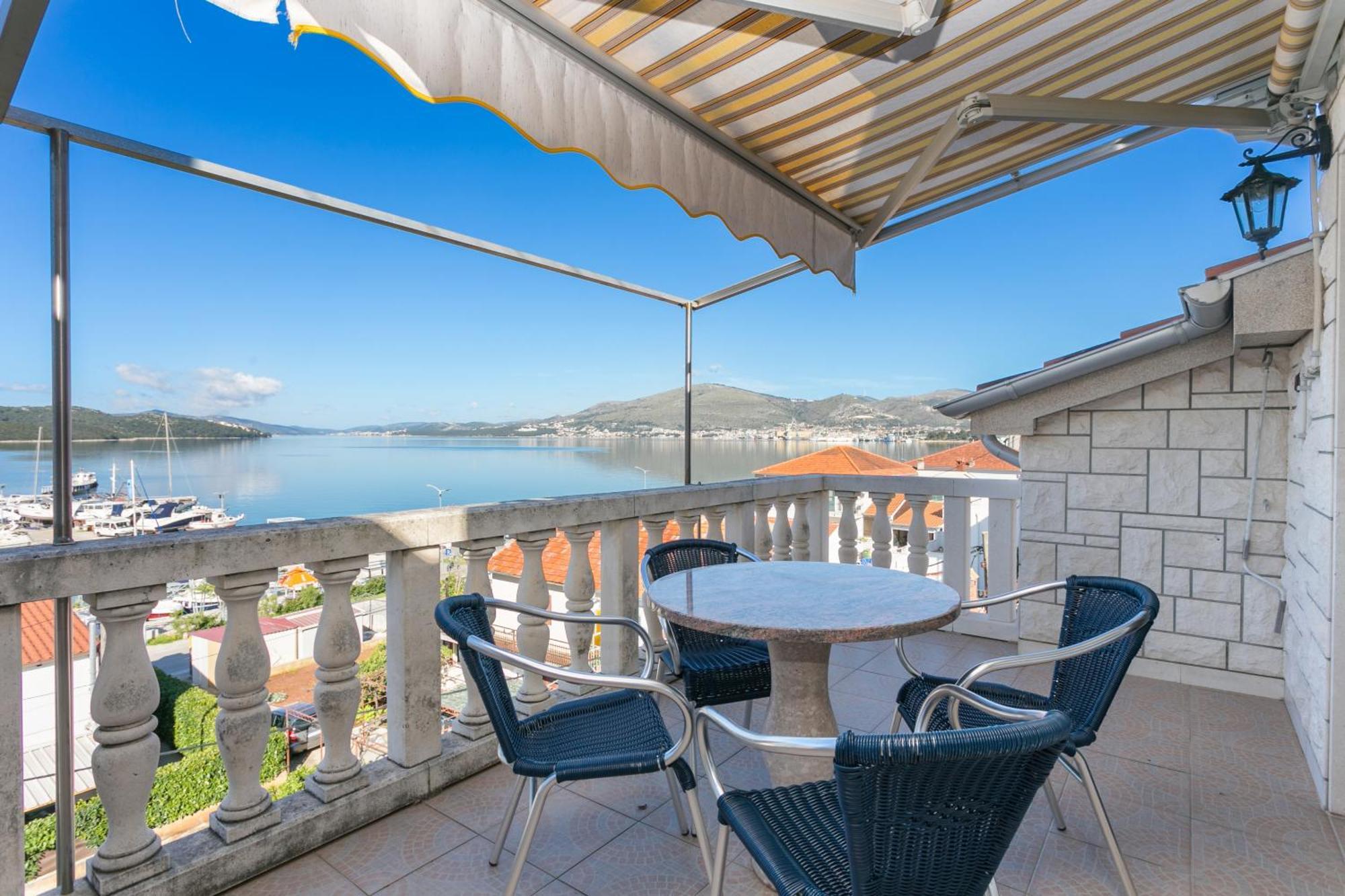 Seaside Apartments With A Swimming Pool Okrug Gornji, Ciovo - 11374 โตรกีร์ ภายนอก รูปภาพ