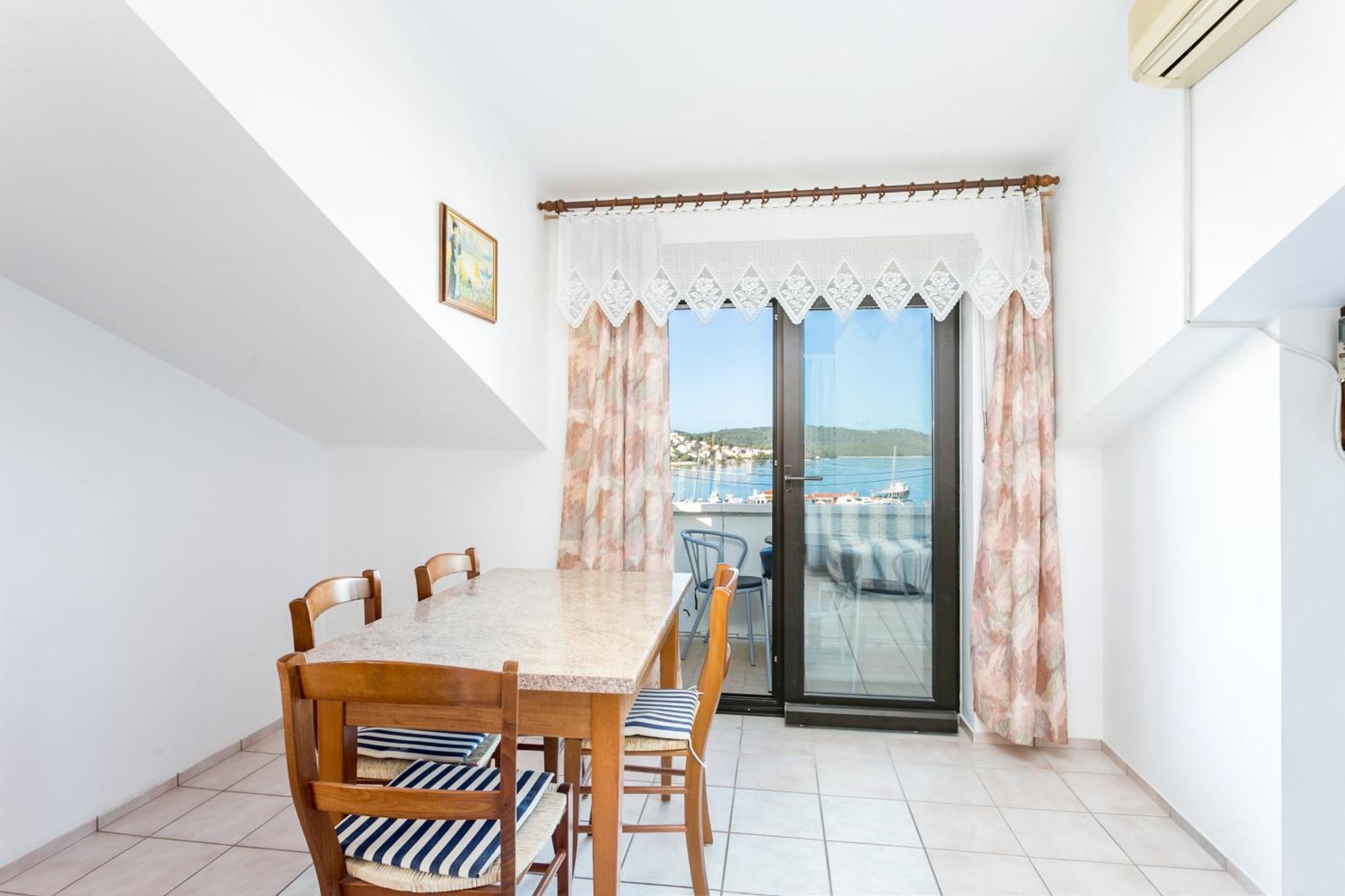 Seaside Apartments With A Swimming Pool Okrug Gornji, Ciovo - 11374 โตรกีร์ ภายนอก รูปภาพ