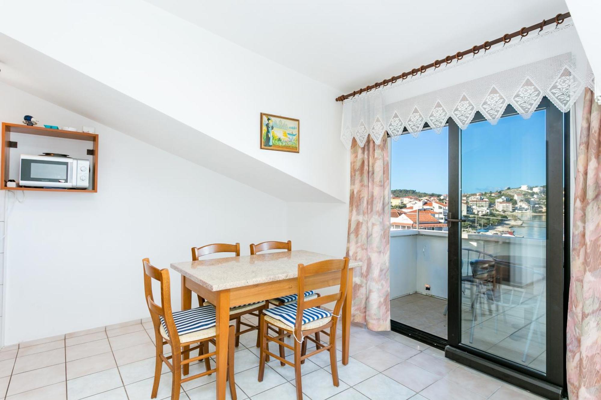 Seaside Apartments With A Swimming Pool Okrug Gornji, Ciovo - 11374 โตรกีร์ ห้อง รูปภาพ