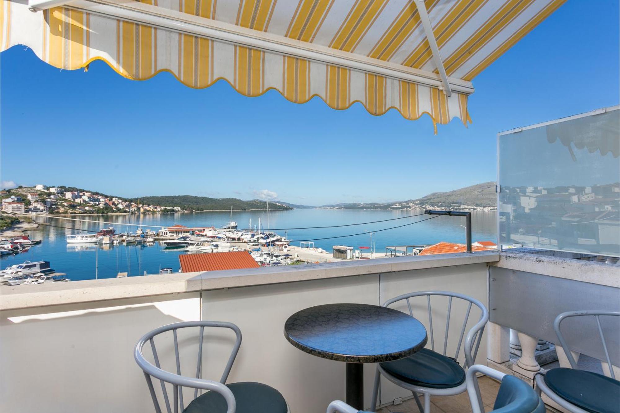 Seaside Apartments With A Swimming Pool Okrug Gornji, Ciovo - 11374 โตรกีร์ ภายนอก รูปภาพ