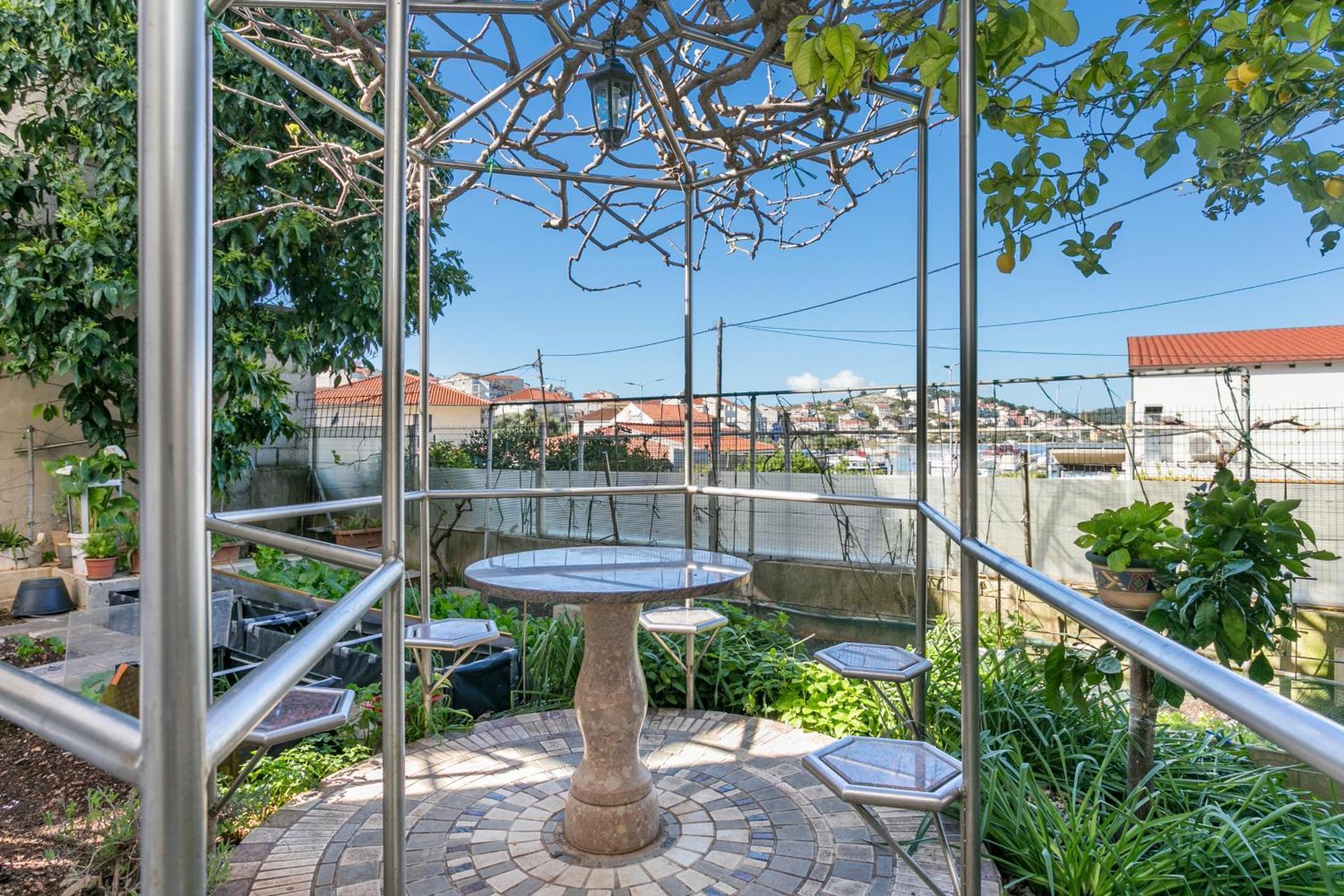Seaside Apartments With A Swimming Pool Okrug Gornji, Ciovo - 11374 โตรกีร์ ภายนอก รูปภาพ