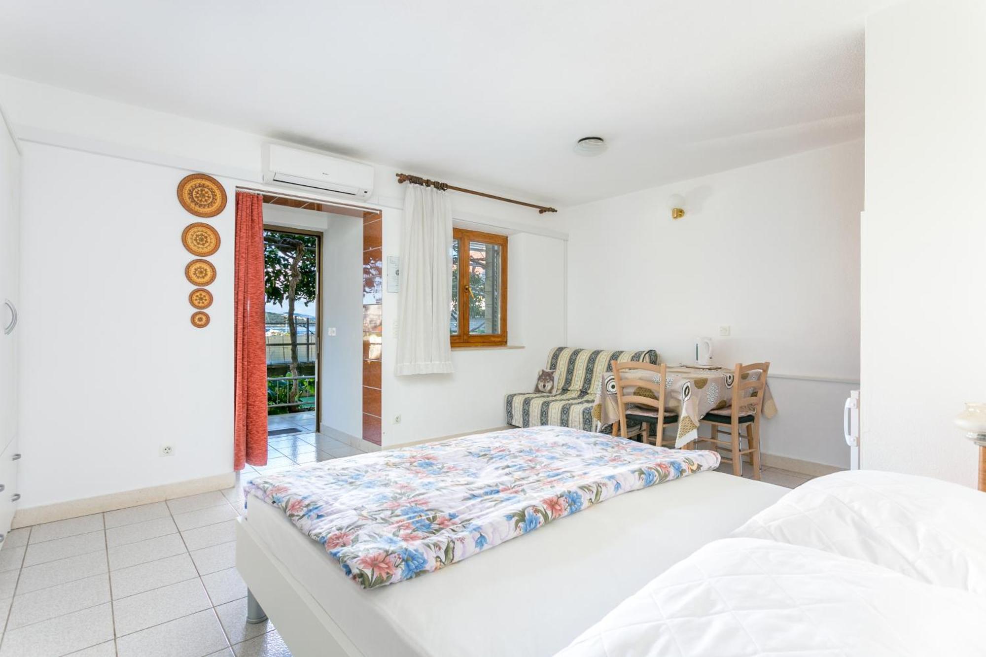Seaside Apartments With A Swimming Pool Okrug Gornji, Ciovo - 11374 โตรกีร์ ห้อง รูปภาพ