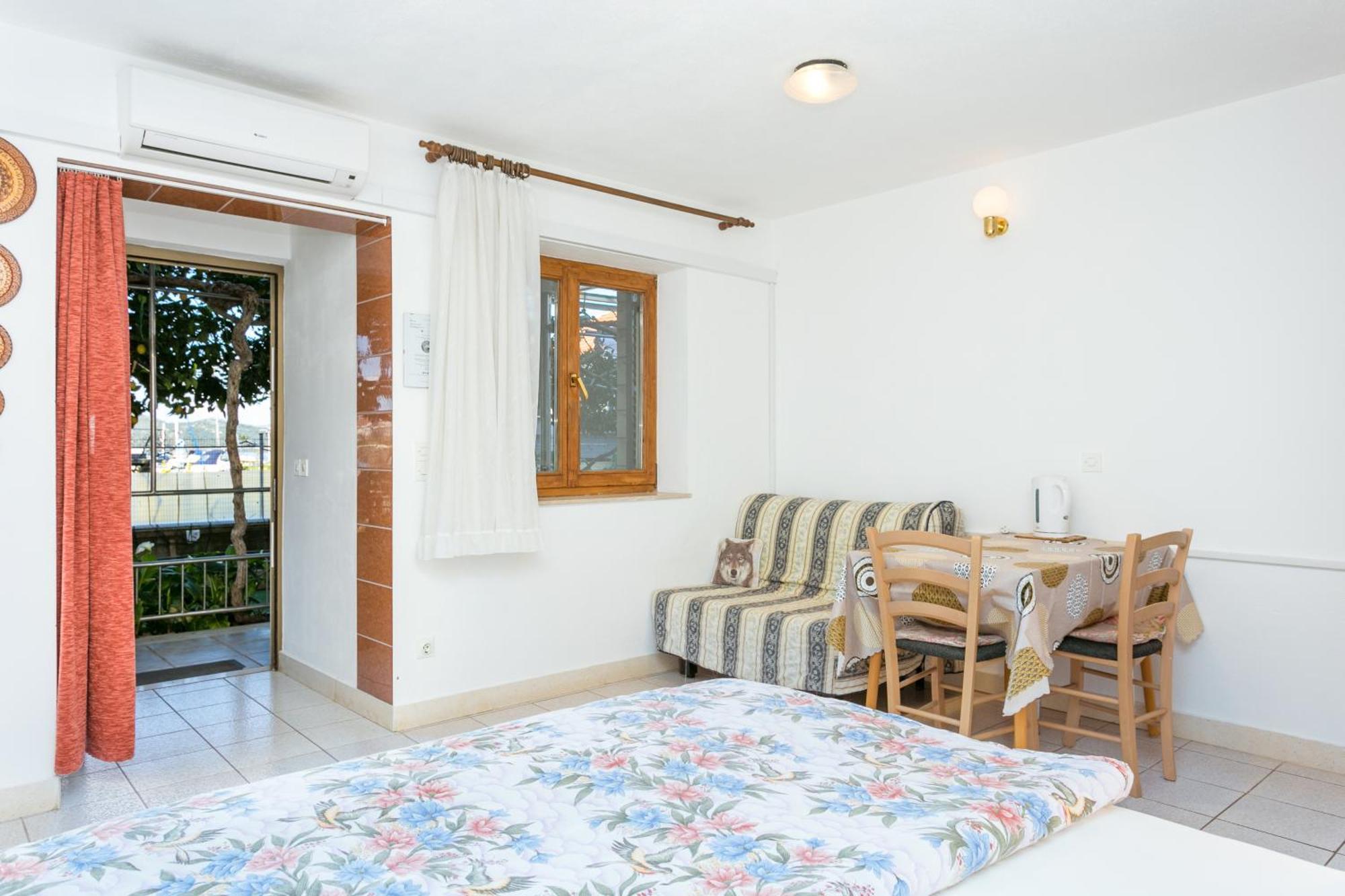 Seaside Apartments With A Swimming Pool Okrug Gornji, Ciovo - 11374 โตรกีร์ ห้อง รูปภาพ